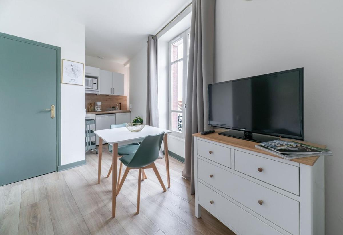 Residence Bains Callou Situee Face Aux Thermes Vichy Ruang foto